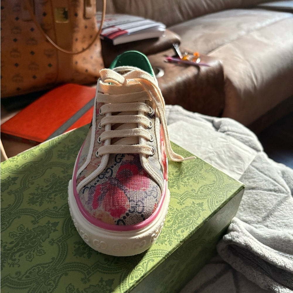 Gucci Cream and Pink Sneakers Contemporary Style